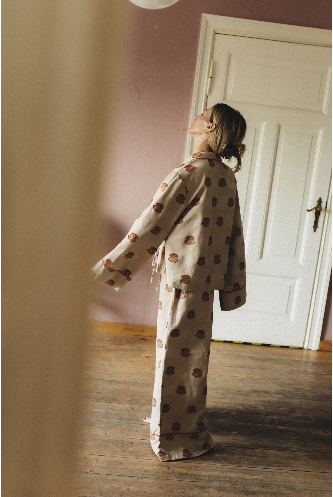 Stormy Eyes Wide Shirt - Cookie