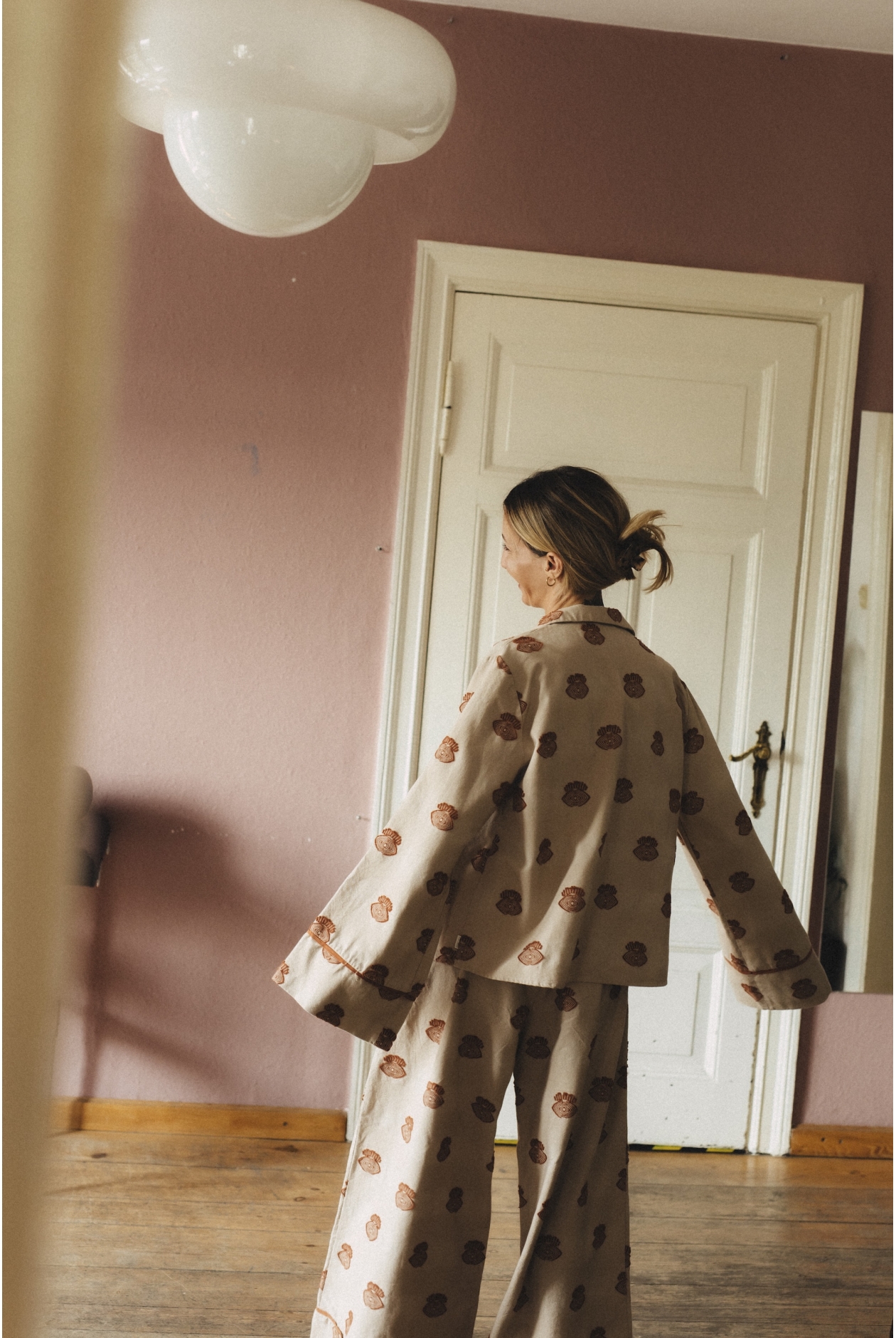 Stormy Eyes Wide Shirt - Cookie