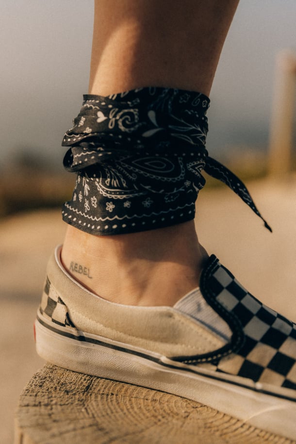 Szaliki i chusty damskie. 2025  | Celestial Silk Scarf - Space Black | Surf Inc.